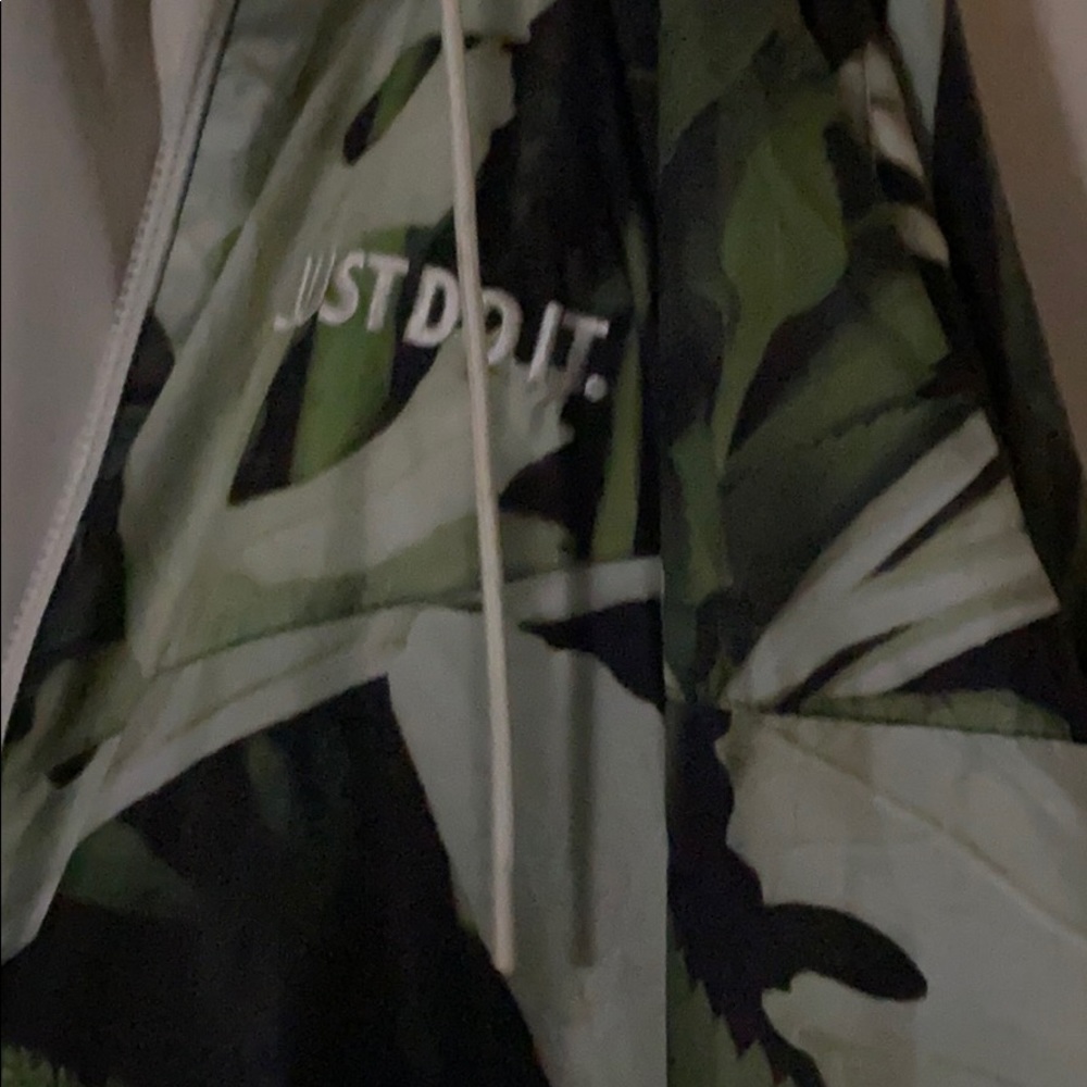 Nike - Picture 2 of 6